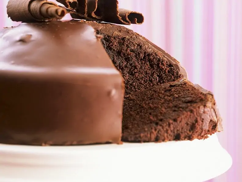 Fluffiger Schokoladenkuchen mit Glasur