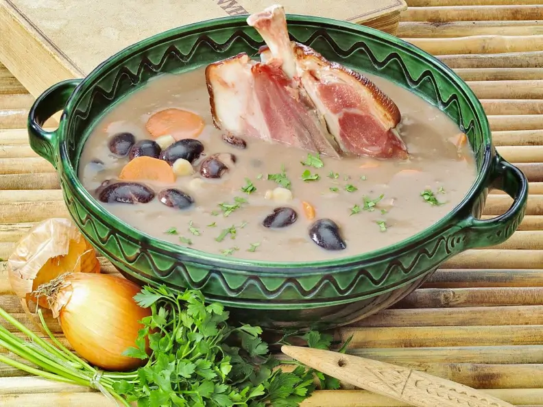 Bohnensuppe mit Eisbein