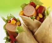 Wraps gefüllt mit Würstchen und Gemüse