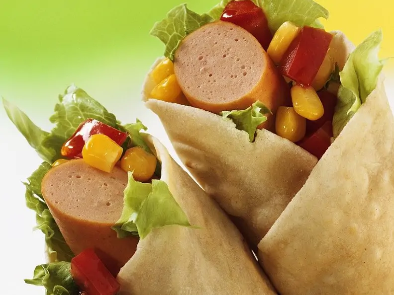 Wraps gefüllt mit Würstchen und Gemüse