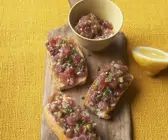 Thunfischtatar auf Weißbrot