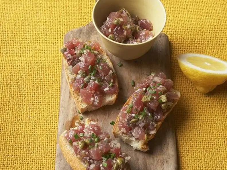 Thunfischtatar auf Weißbrot