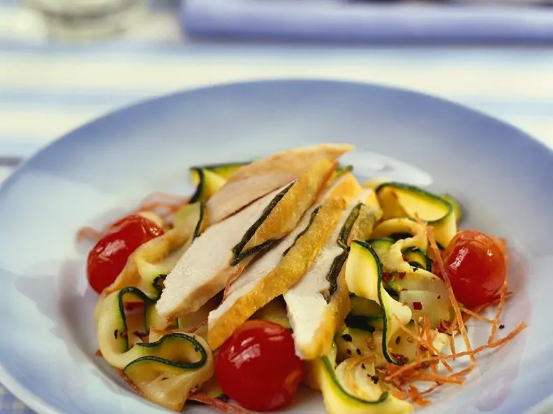 Frittierte Hähnchenbrust auf Zucchini