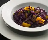 Rotkohl-Orangen-Salat auf weißem Teller