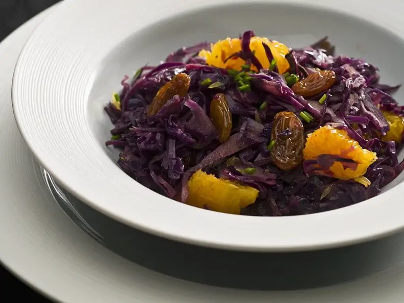 Rotkohl-Orangen-Salat auf weißem Teller
