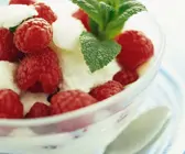 Joghurteis mit Beeren