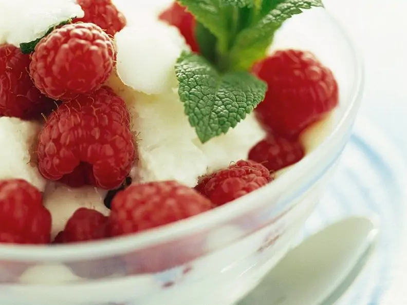 Joghurteis mit Beeren