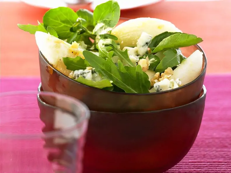 Blattsalat mit Birne und Blauschimmelkäse