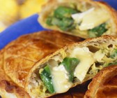 Blätterteigtaschen mit Käse und Spargel