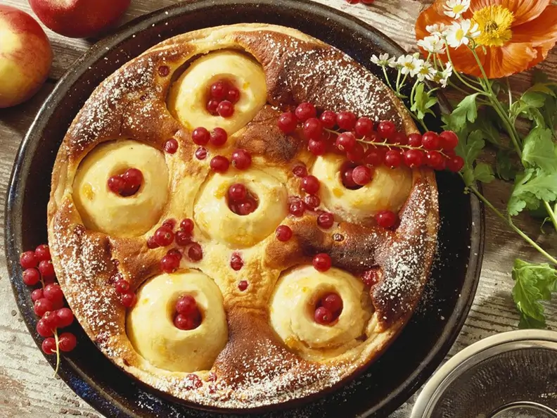 Käse-Apfelkuchen mit Johannisbeeren
