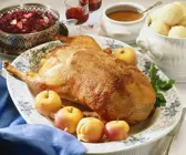 Gans mit Füllung und Beilagen
