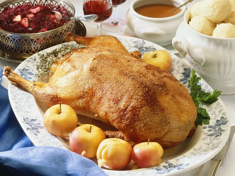 Gans mit Füllung und Beilagen