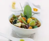 Asiatische Gemüsesuppe mit Nudeln