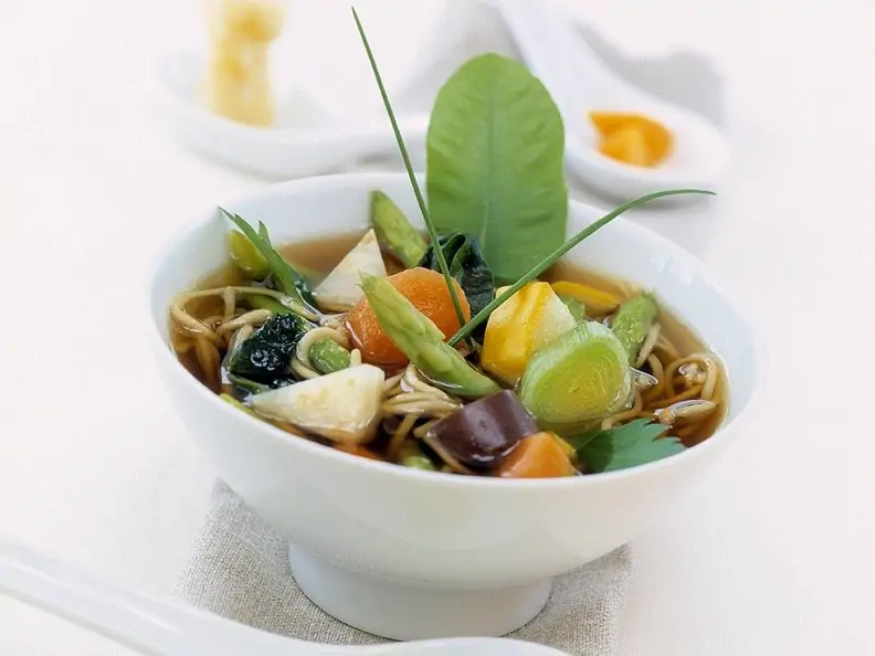 Asiatische Gemüsesuppe mit Nudeln