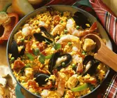 Spanische Paella mit Muscheln