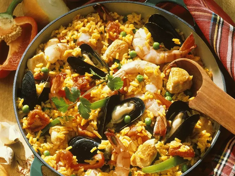 Spanische Paella mit Muscheln