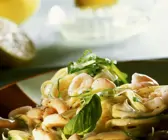 Nudeln mit Sahnesauce und Garnelen
