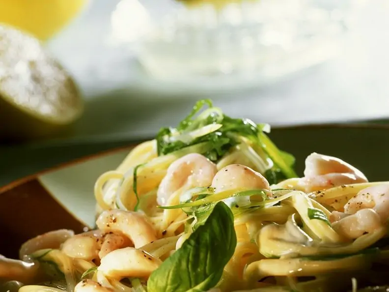 Nudeln mit Sahnesauce und Garnelen