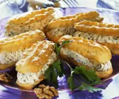 Mit Kräutercreme gefülltes Brandteiggebäck