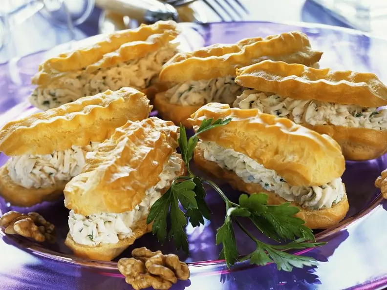 Mit Kräutercreme gefülltes Brandteiggebäck