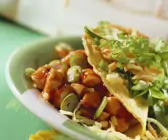 Tacos mit Chili-Hähnchen gefüllt