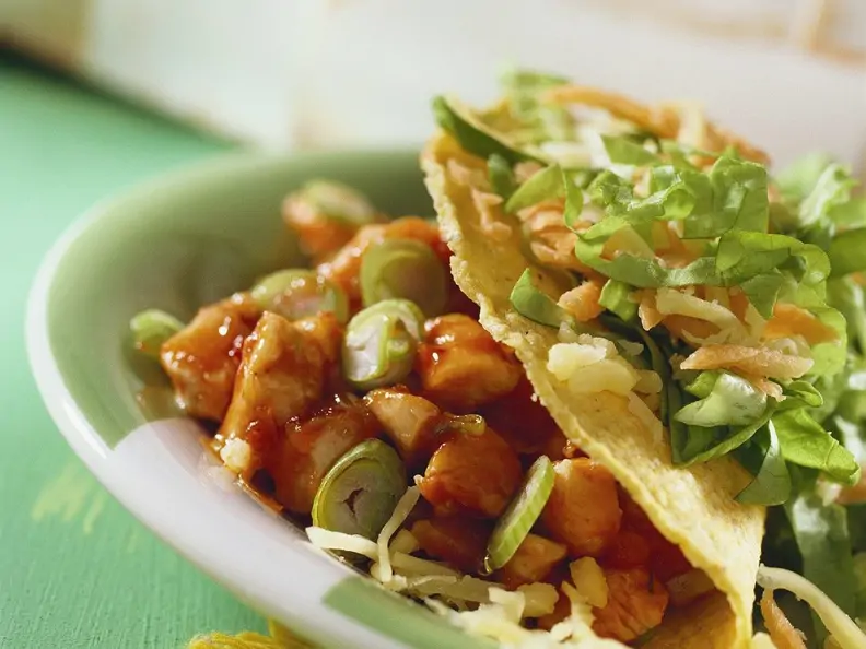 Tacos mit Chili-Hähnchen gefüllt