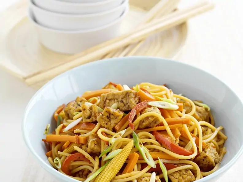 Gebratene Nudeln mit Tofu