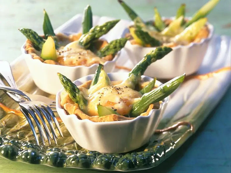 Torteletts mit grünem Spargel und Ei