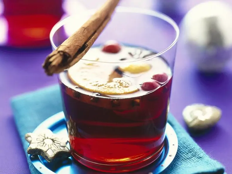 Glühwein mit Apfel
