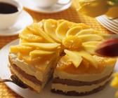 Mandelkuchen mit fruchtiger Cremefüllung