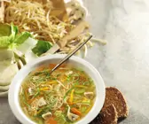 Gemüsesuppe mit asiatischen Nudeln