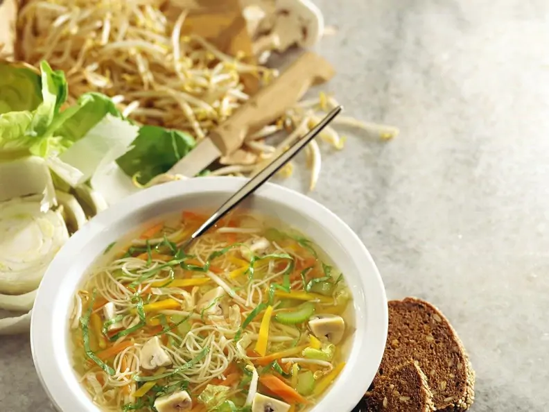 Gemüsesuppe mit asiatischen Nudeln