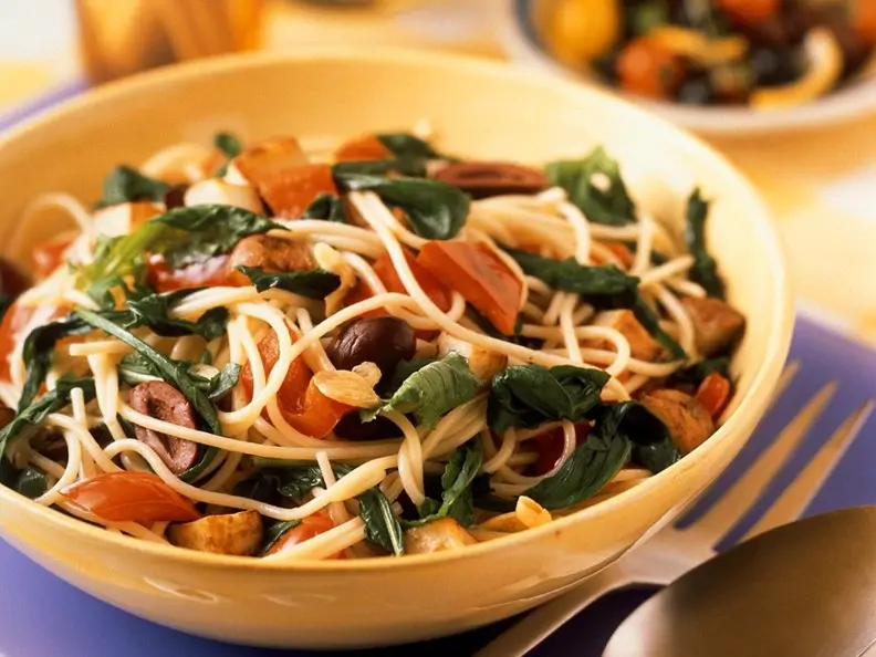 Mediterraner Nudelsalat