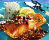 Lachs mit Tomaten-Kapernsauce