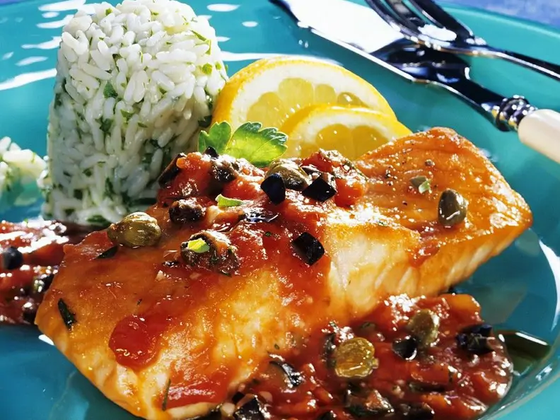 Lachs mit Tomaten-Kapernsauce