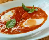 Eier in Tomatensauce