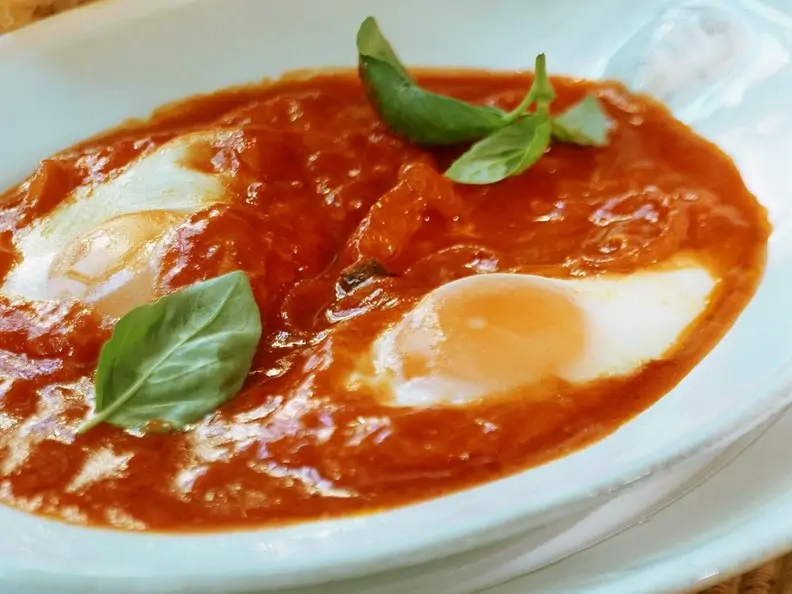 Eier in Tomatensauce