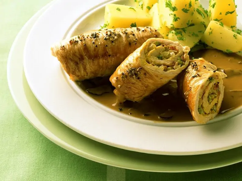 Putenröllchen gefüllt mit Feta