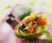 Mit Gemüsesalat gefüllte Avocado
