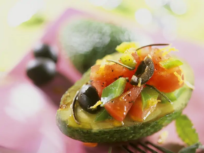 Mit Gemüsesalat gefüllte Avocado