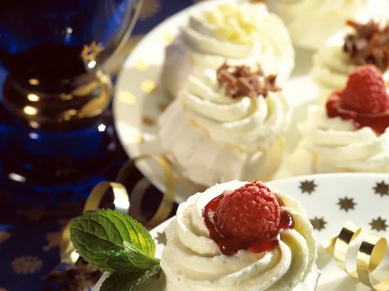 Baiser-Sahne-Tupfer