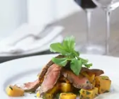 Steakstreifen auf Mangosalat