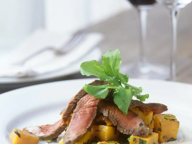 Steakstreifen auf Mangosalat