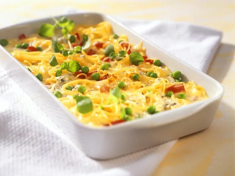 Spaghettiauflauf mit Paprika-Erbsen-Gemüse und Ziegenkäse