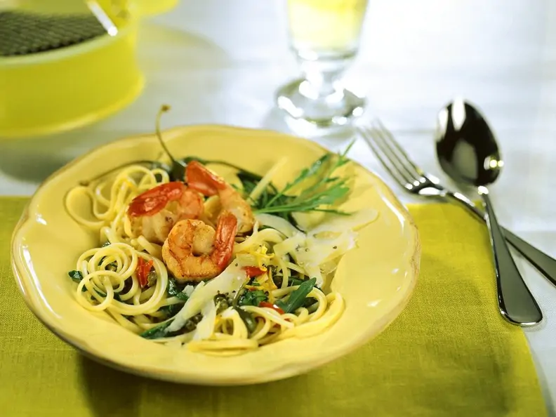 Pasta mit Scampi, Tomaten und Rucola