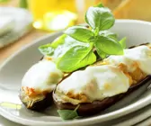 Mit Gnocchi gefüllte, überbackene Auberginen