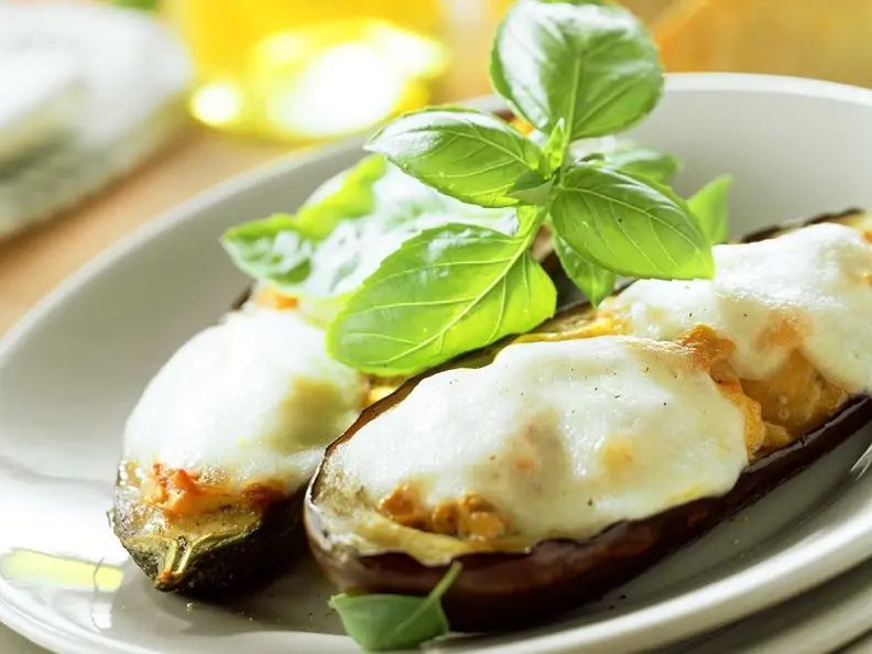 Mit Gnocchi gefüllte, überbackene Auberginen
