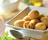 Gefüllte, frittierte Reisbällchen