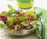 Salat von gebratenem Gemüse mit Hähnchenbrust