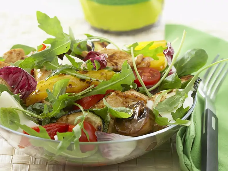 Salat von gebratenem Gemüse mit Hähnchenbrust